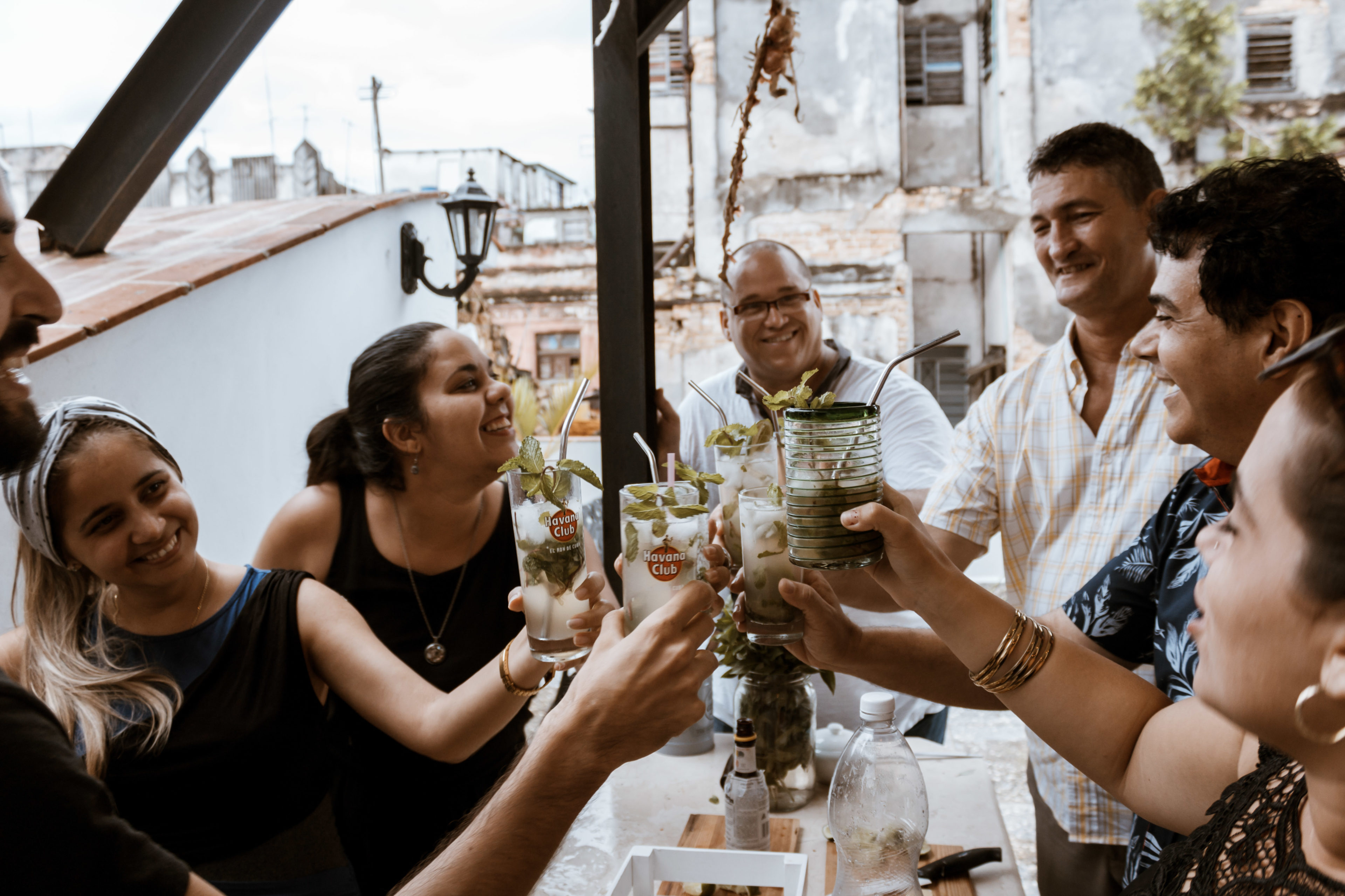 Besucher genießen einen guten Cocktail mit kubanischem Rum in einer Dachbar in Kuba