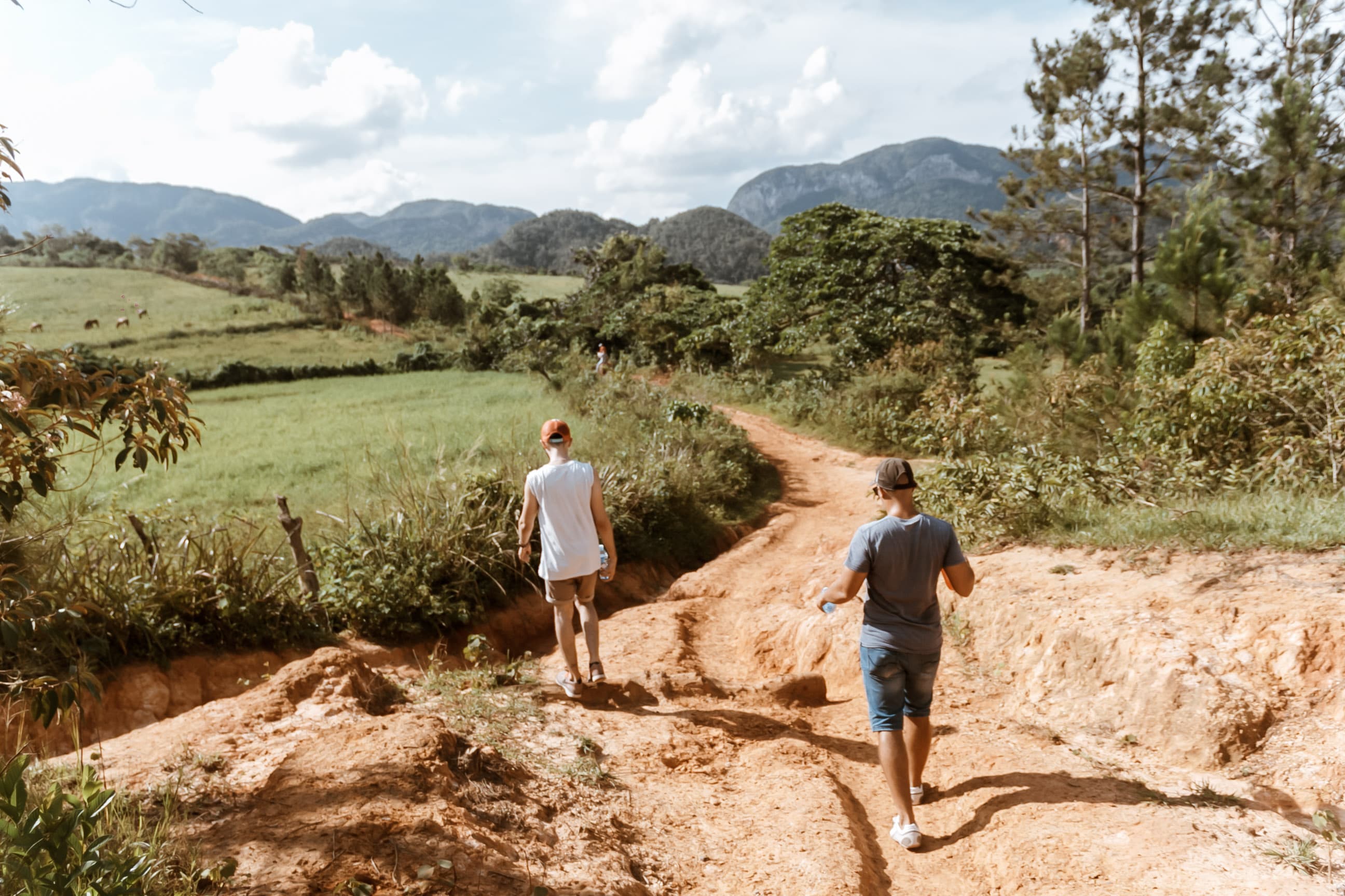Zwei Reisende wandern durch kubanische Berge in Viñales