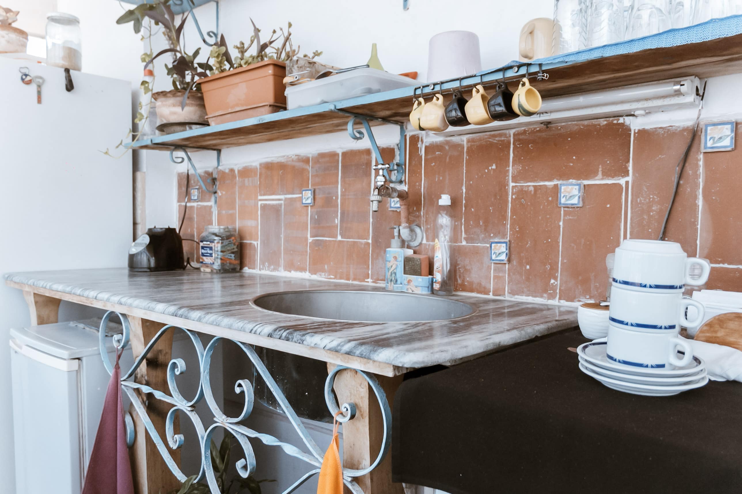 Küchenzeile mit Waschbecken in einer Casa Particular in Kuba