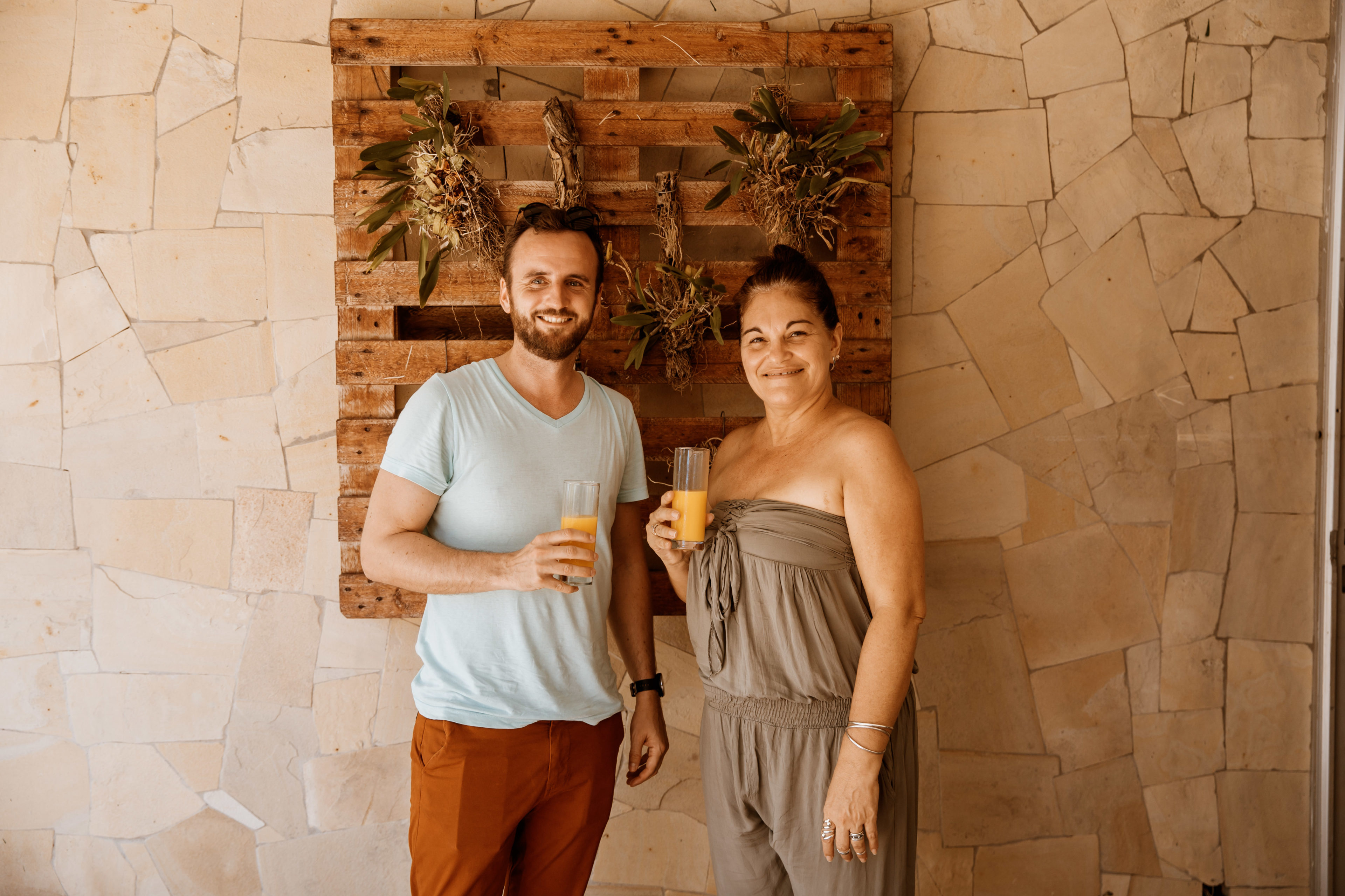 Gast und Gastgeberin trinken einen Saft