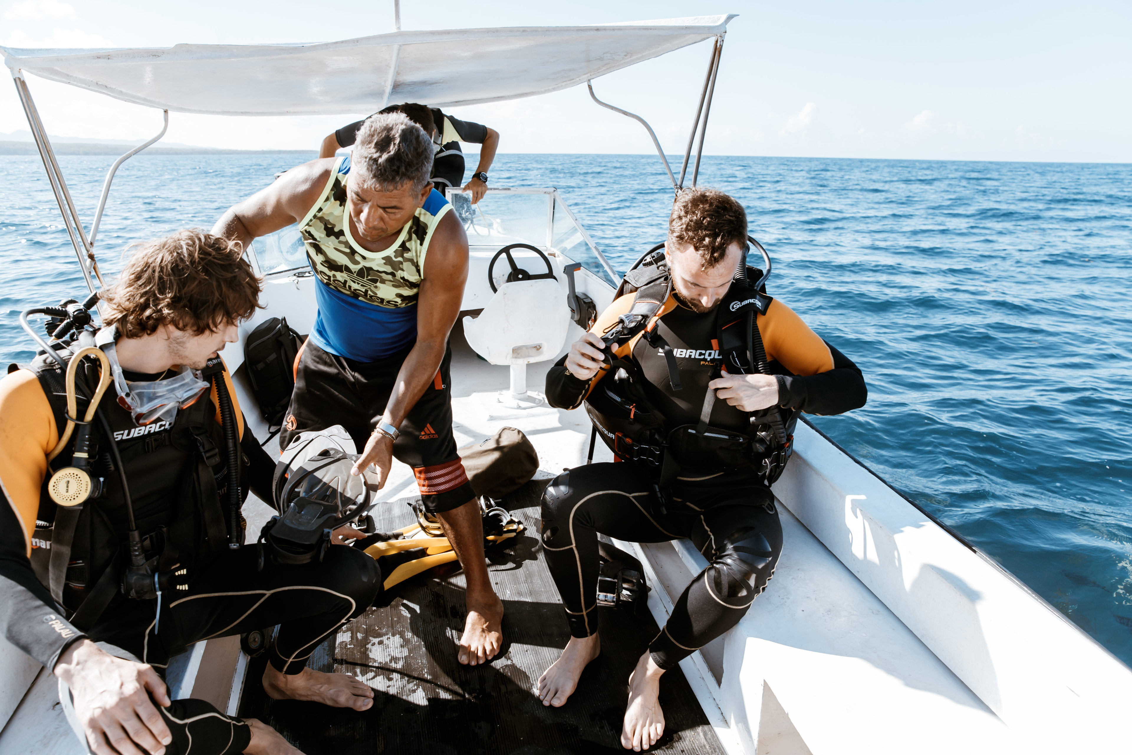 Taucher im Boot in der Nähe von Trinidad