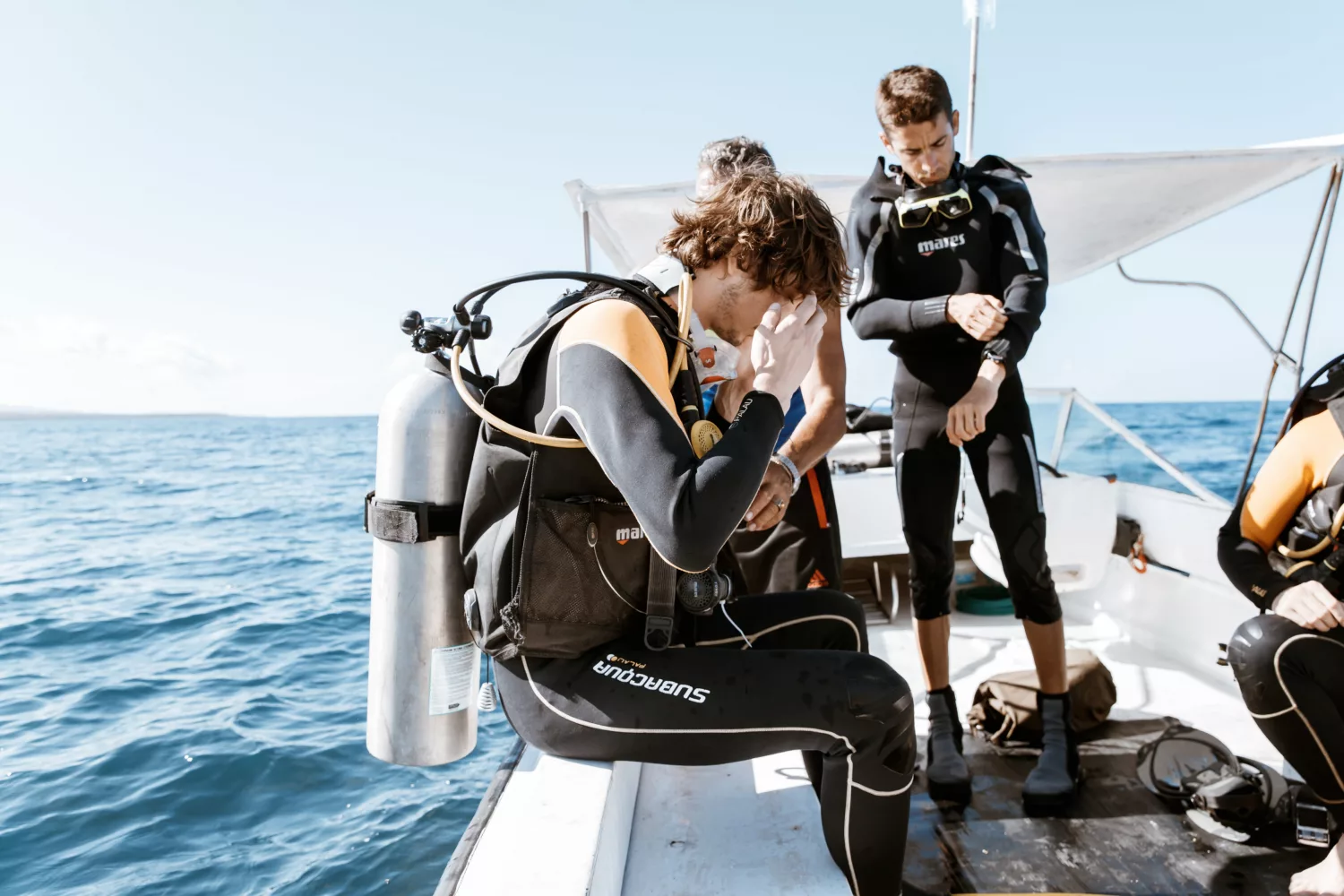 Taucher im Boot in der Nähe von Trinidad