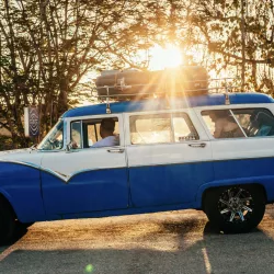 Oldtimer vor Sonnenaufgang