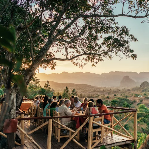 Reisegruppe genießt Ausblick über Landschaft im Viñales-Tal