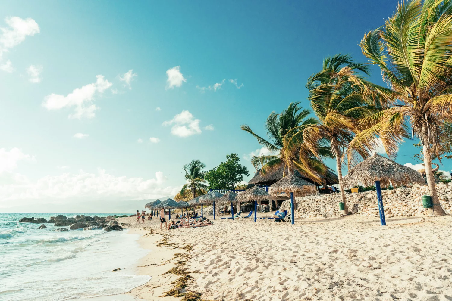 Strand mit Palmen in Kuba