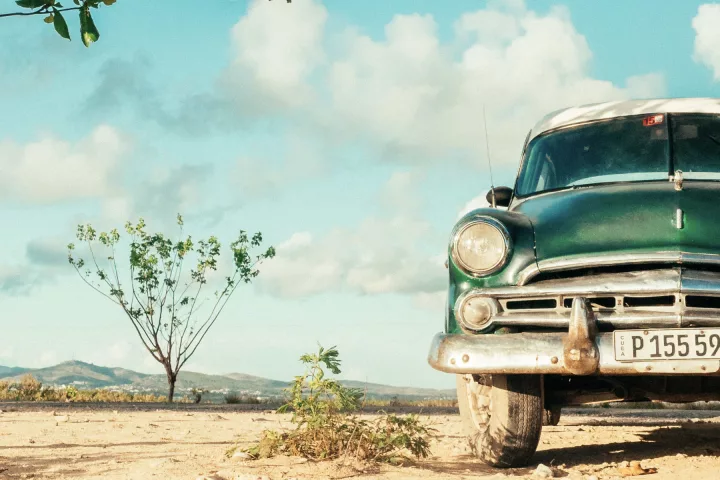 Oldtimer vor Wüstenkulisse