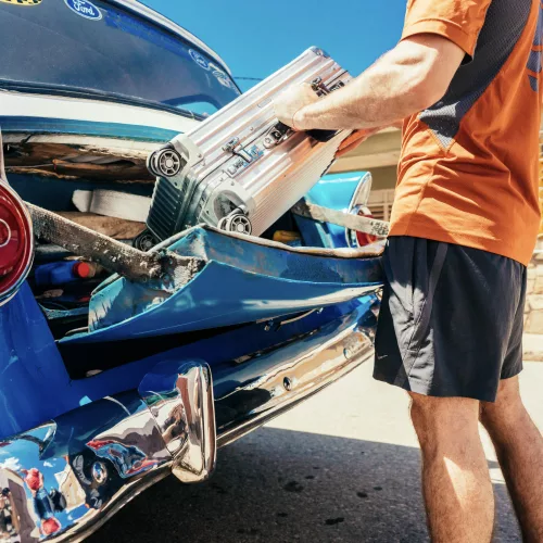 Koffer wird in Oldtimer in Kuba gepackt