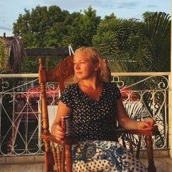 Frau auf Terraze