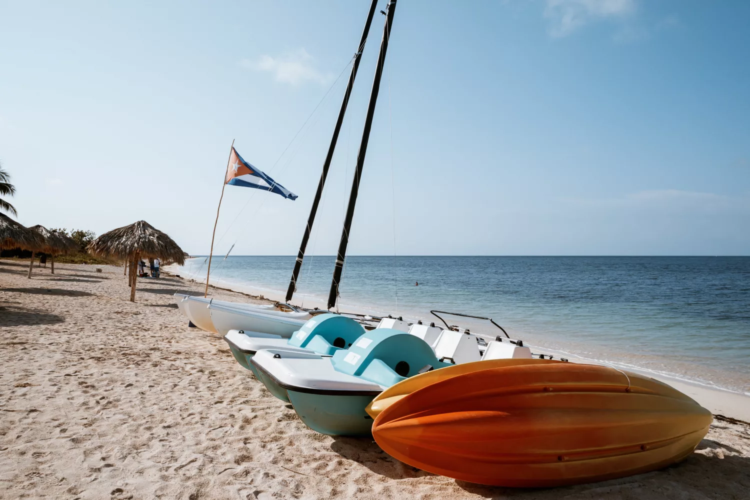 verschiedene Arten von Booten am Strand von Kuba