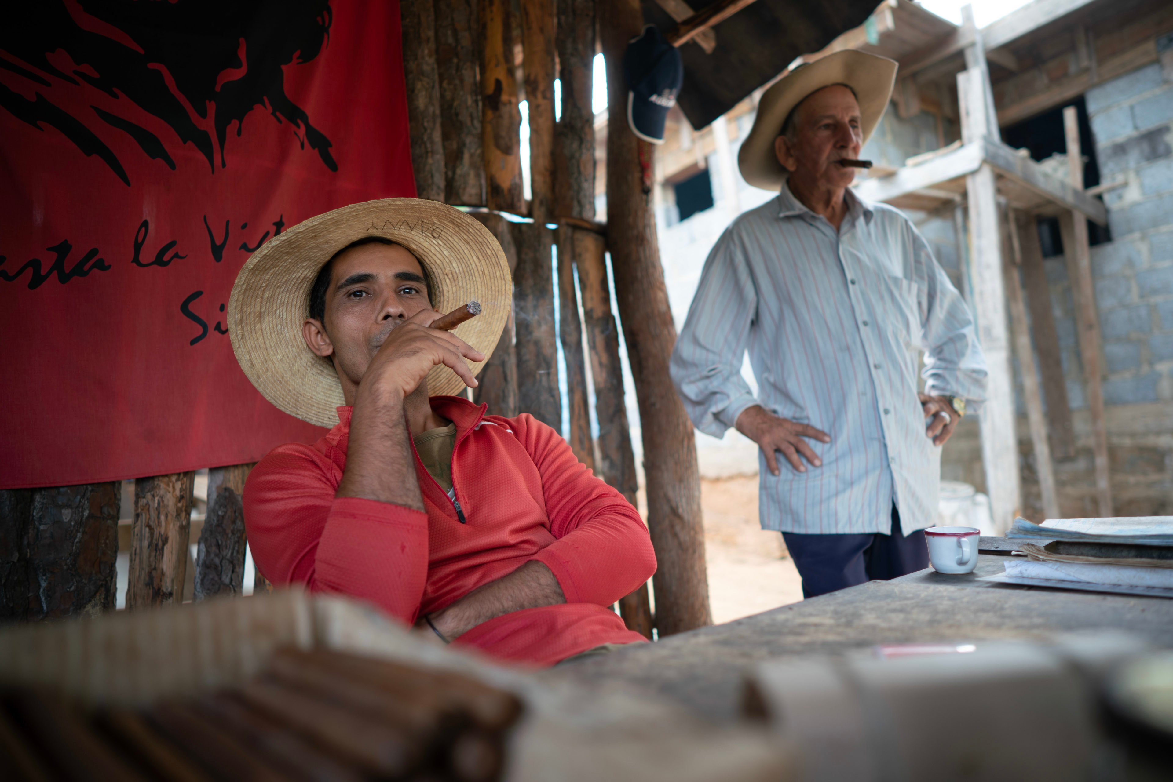 Kubaner mit Zigarre in Viñales