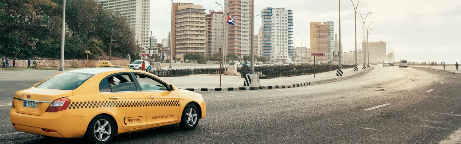 Taxi fährt durch Havanna