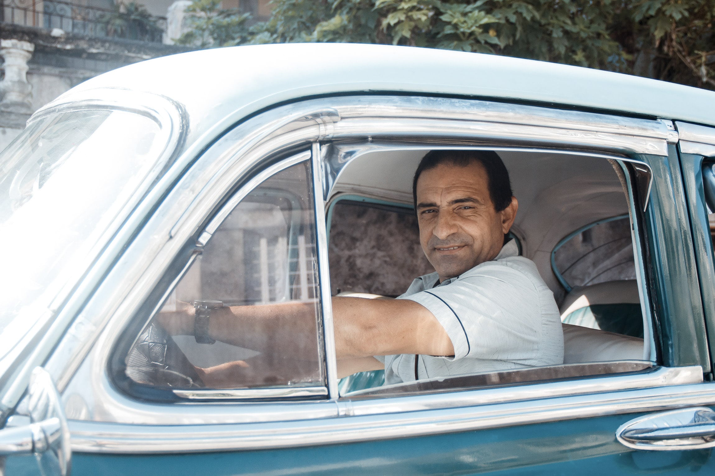 Chauffeur von Cuba Buddy im grünen Oldtimer in Kuba