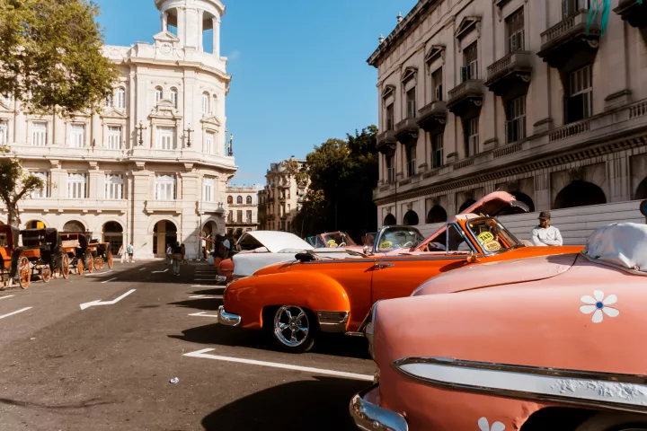 Oldtimer sind in Havannas Altstadt geparkt