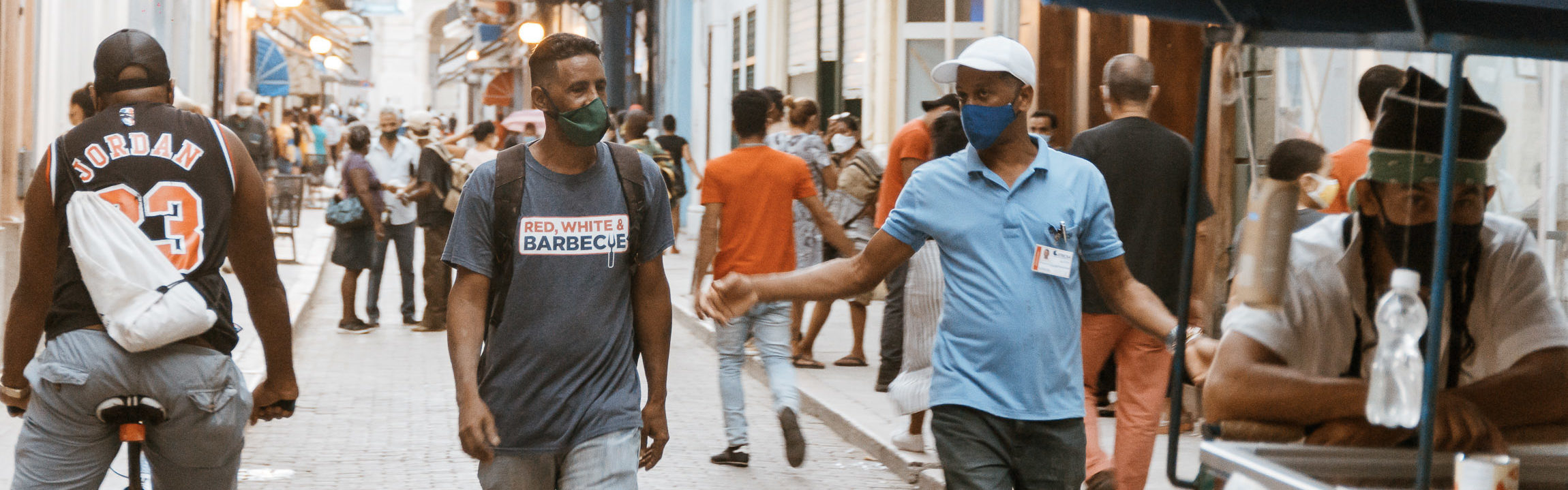 Personen mit Maske auf Straße in Kuba