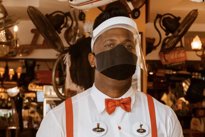Kellner mit Maske in Kuba