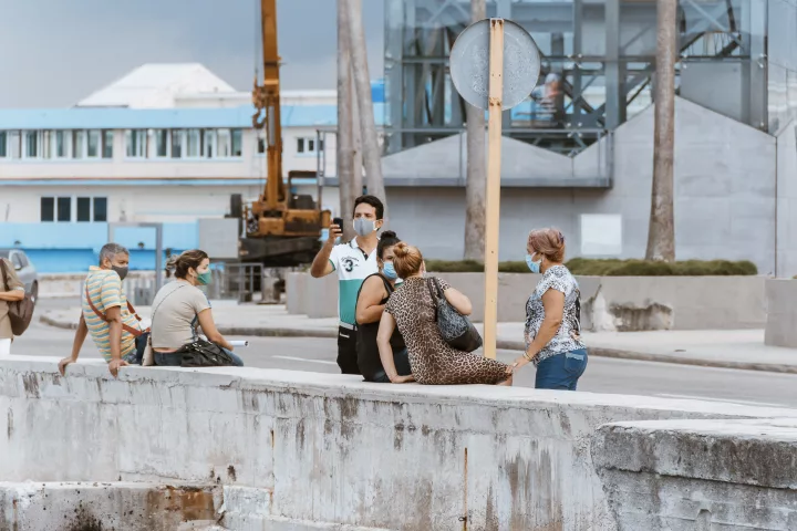 Menschen mit Masken in Havanna