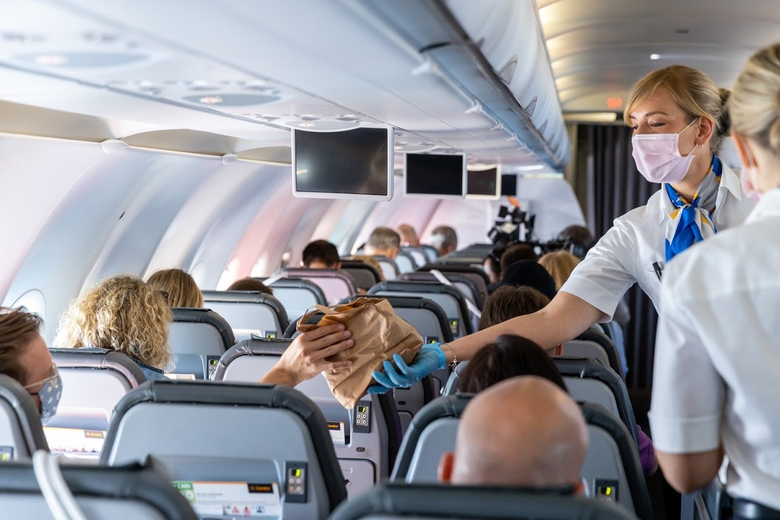 Stewardessen mit Maske auf Flug nach Kuba
