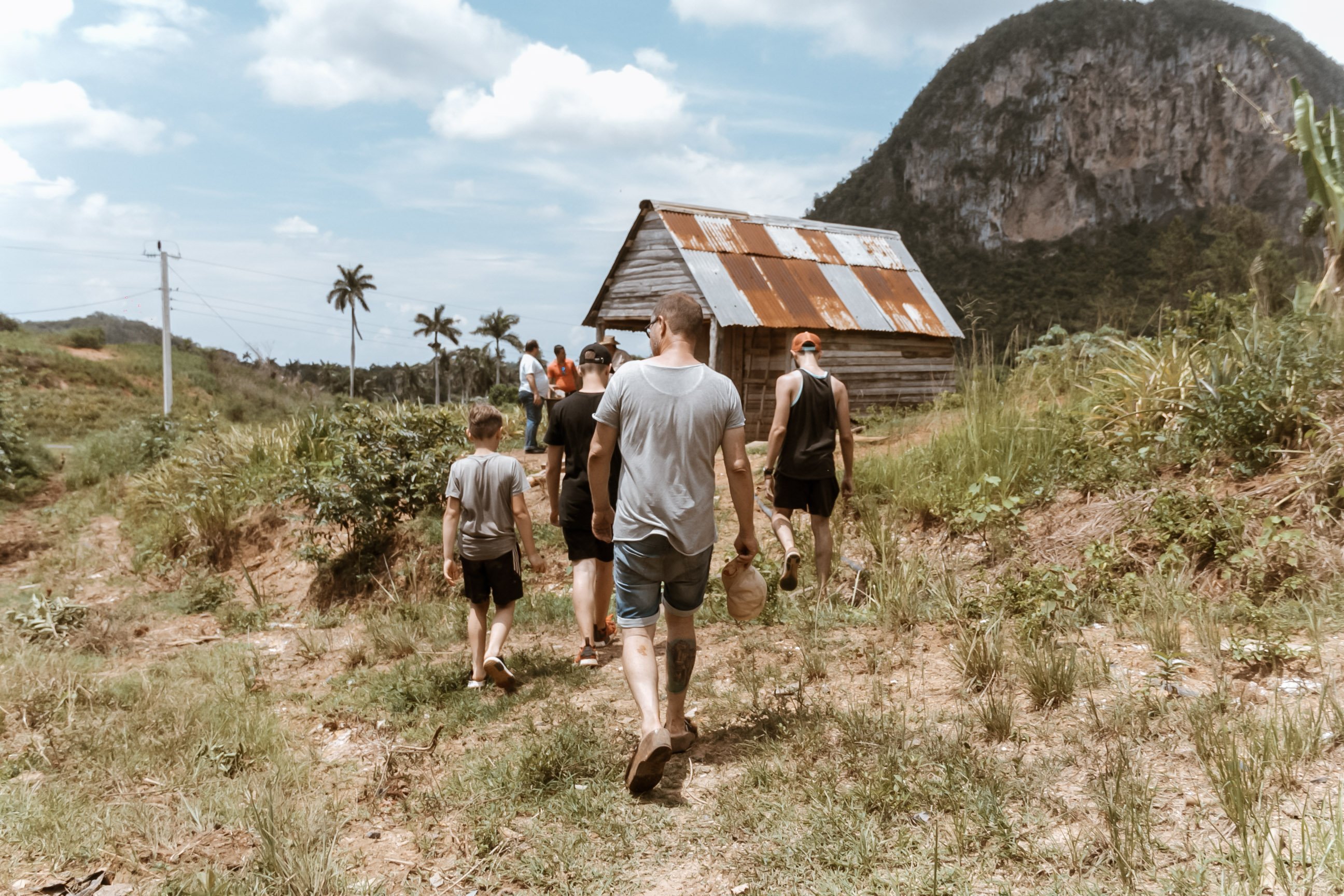 Menschen wandern im Viñalestal