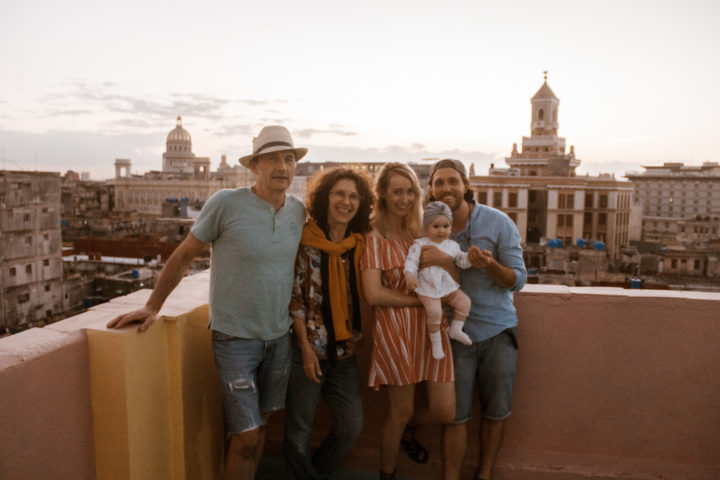 Eine Familie macht ein gemeinsames Foto vor der untergehenden Sonne in Havanna