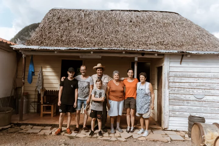 Eine Familie besucht kubanische Bauern in Viñales