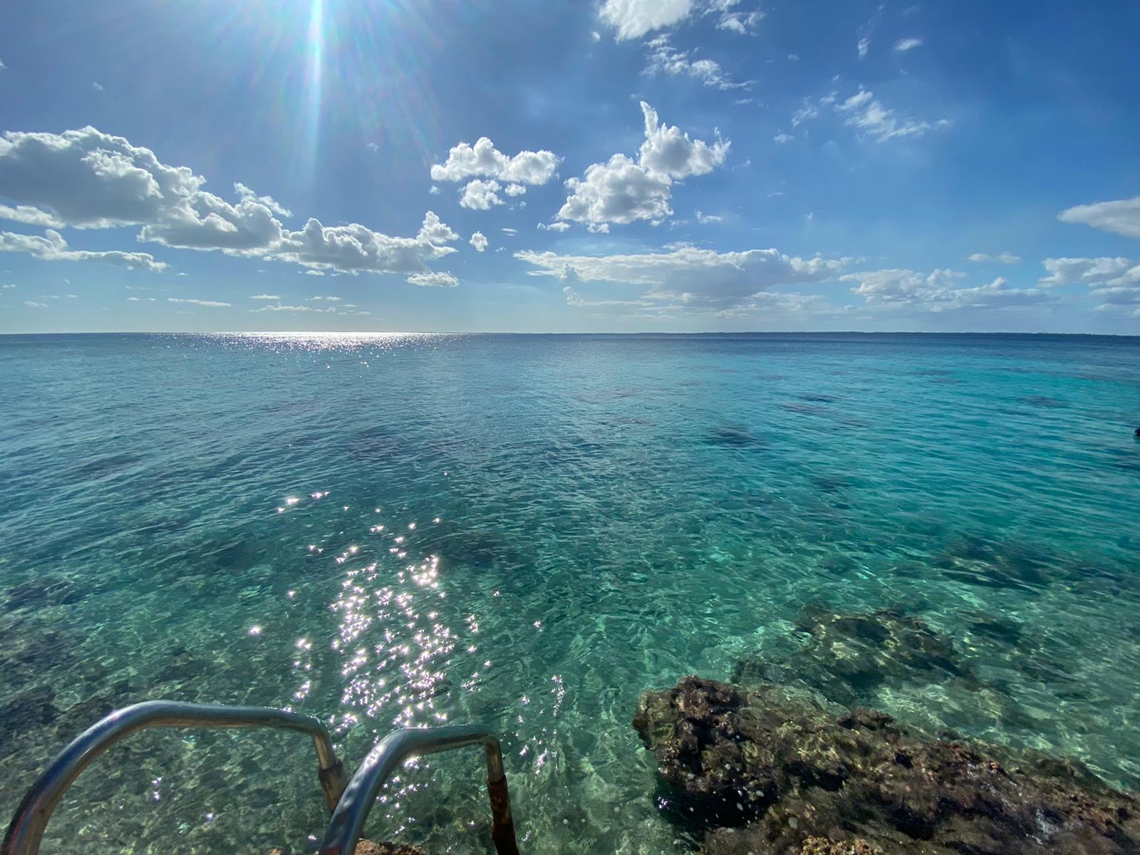 Klares blaues Wasser in Playa Larga