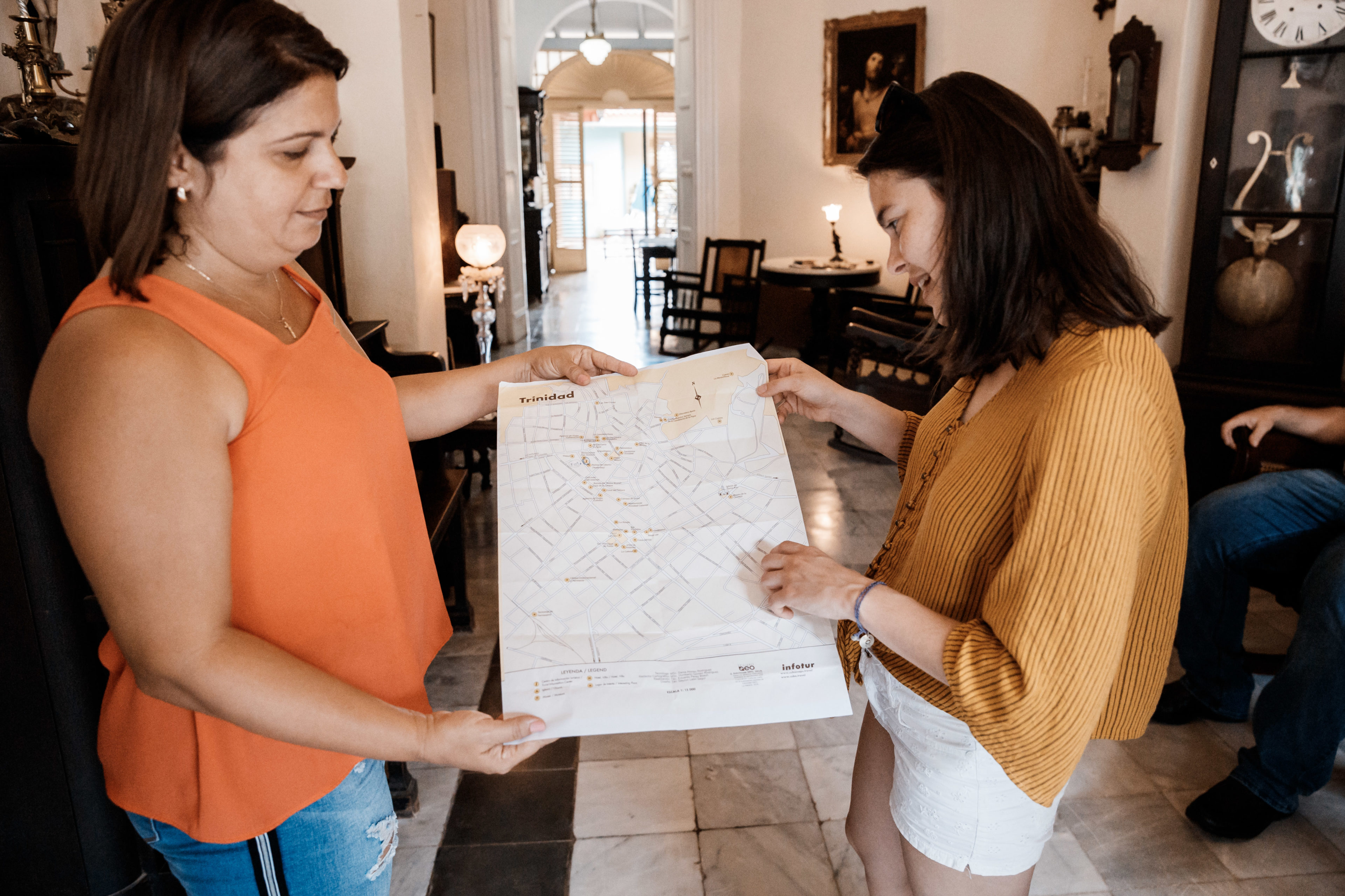 Gastgeberin gibt Reisenden einen Stadtplan