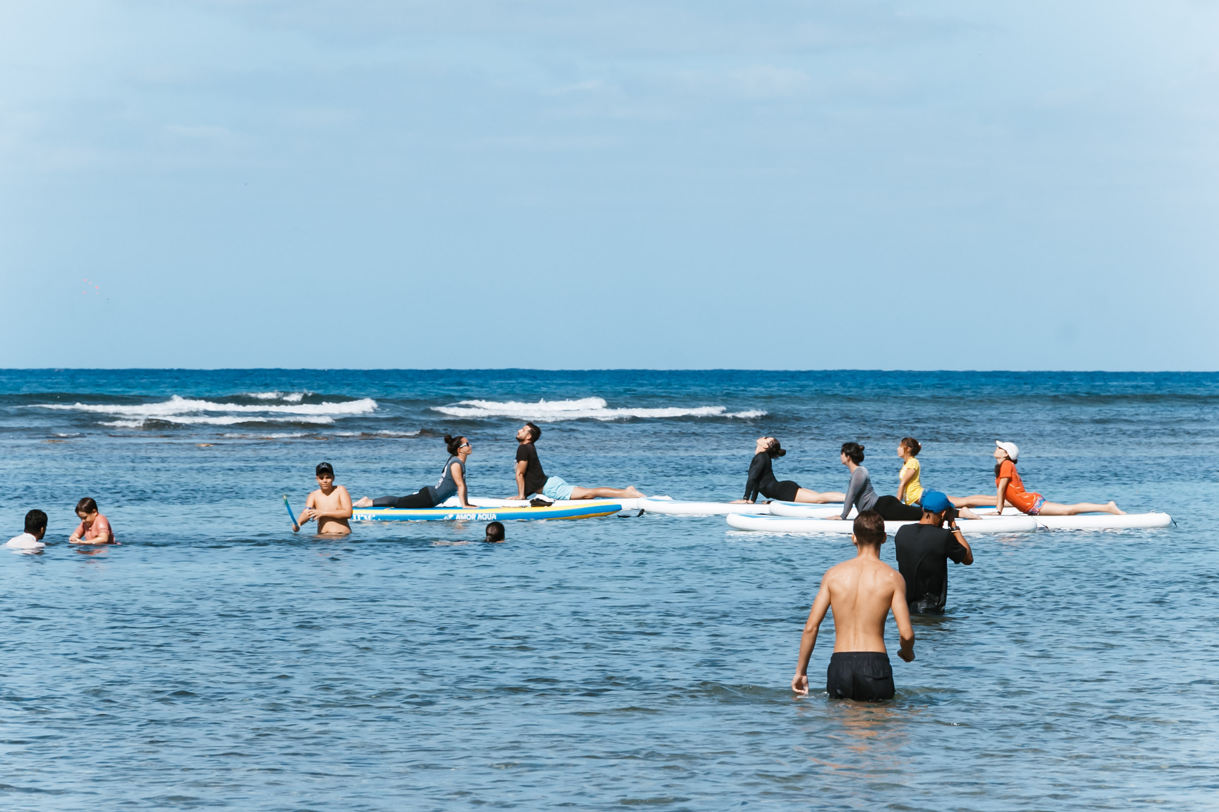 Freiwillige beim Yoga auf dem Board nach einem Beach Cleaning in Havanna