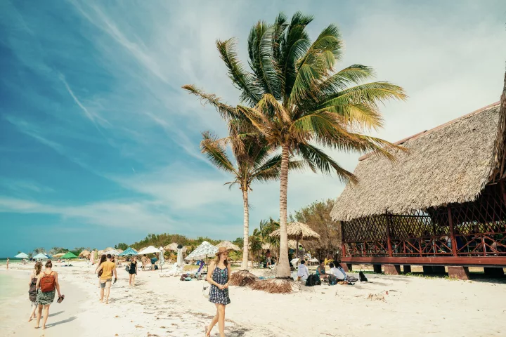 Menschen entspannen am weißen Strand in Maria La Gorda, Kuba