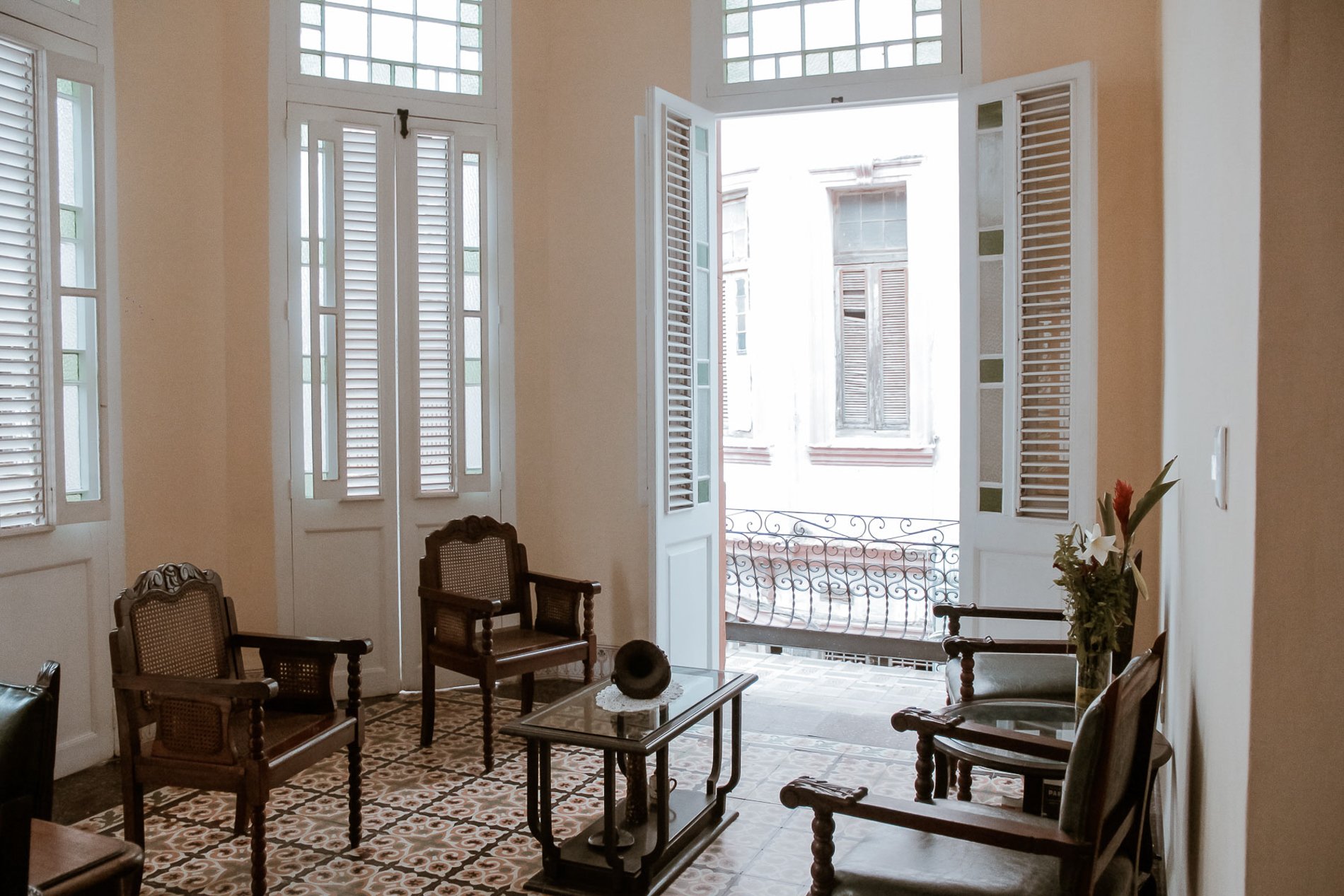 Wohnzimmer mit Balkon im Casa Carmen in Havanna