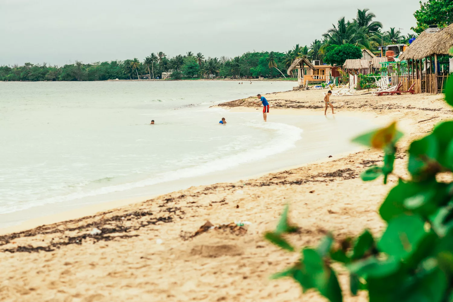 Ein Strand in Kuba an dem sich einige Menschen aufhalten.
