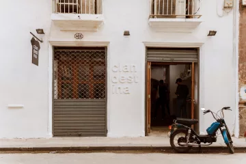 Ein ;ode Geschäft in Havanna Kuba
