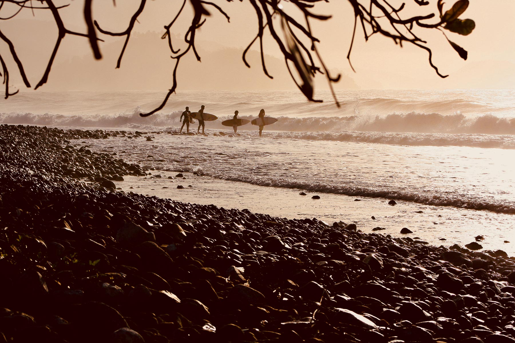 Eine Gruppe Surfer an einem kubanischen Strand.