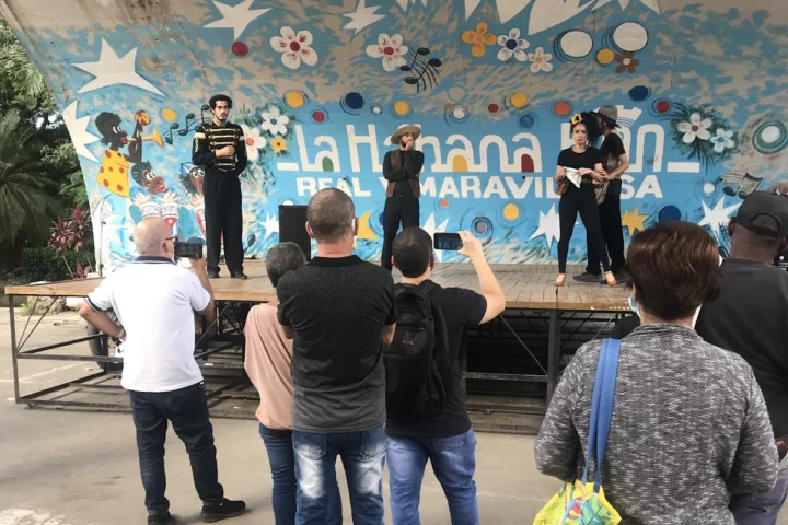Taucht über die Musik in die kubanische Kultur ein.