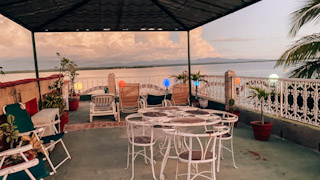 Bar mit Blick aufs Meer, Kuba